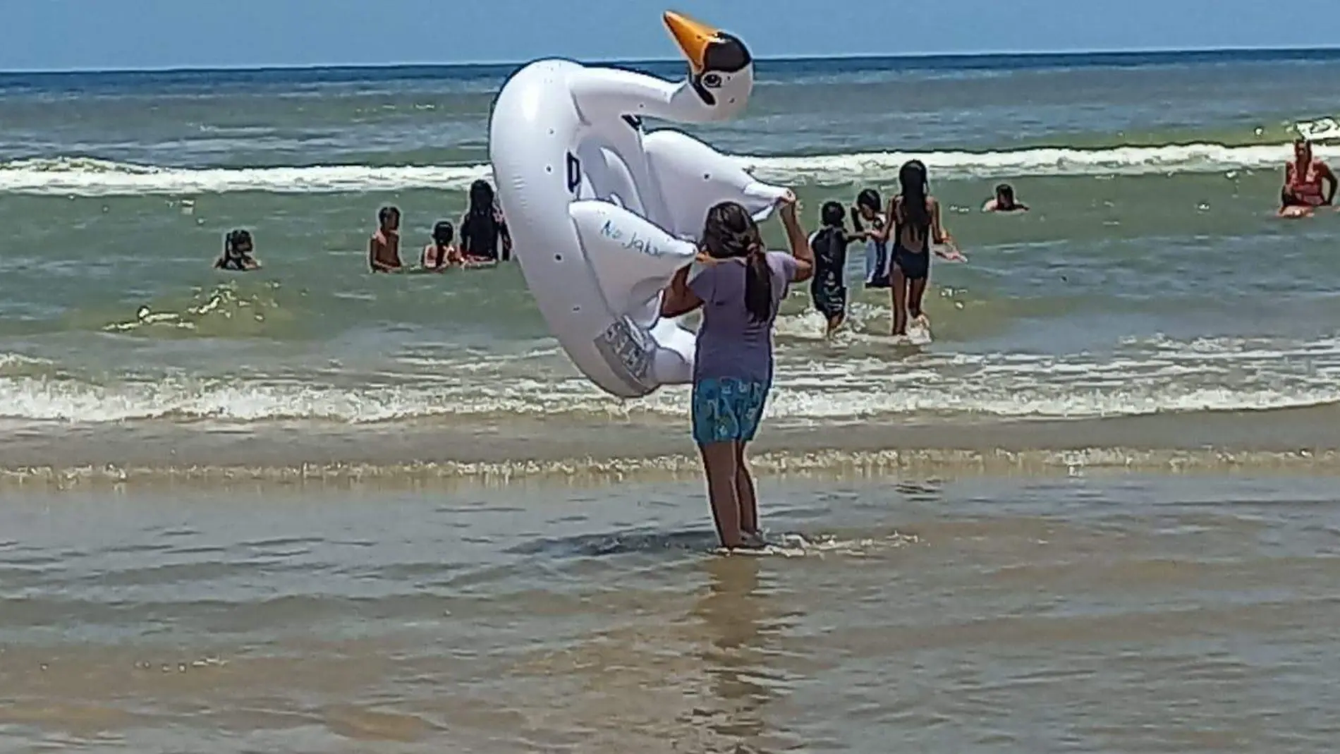 La pareja rentó un inflable en playa Miramar 